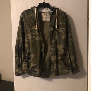 Size S Camo LA Hearts Button up